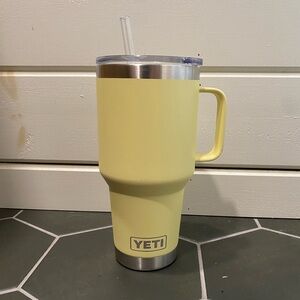 YETI 35oz Rambler Mug with Straw Lid. Daybreak Yellow. Minor damage.